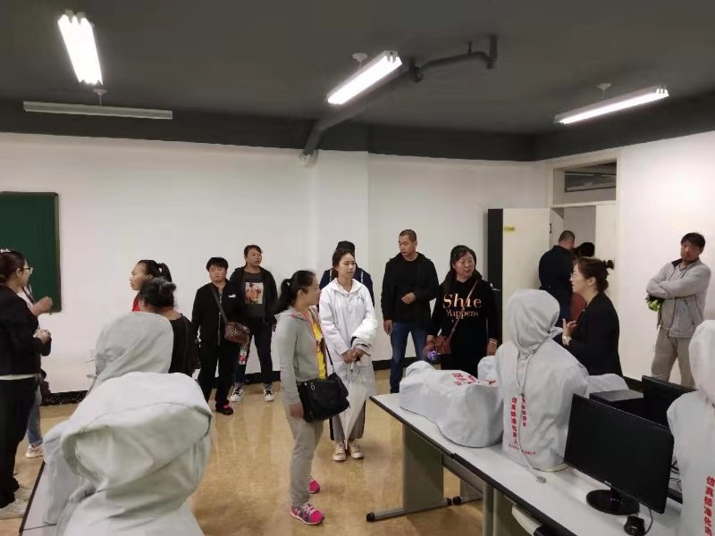 醫(yī)學技術學院組織新生家長參觀醫(yī)學實訓大樓