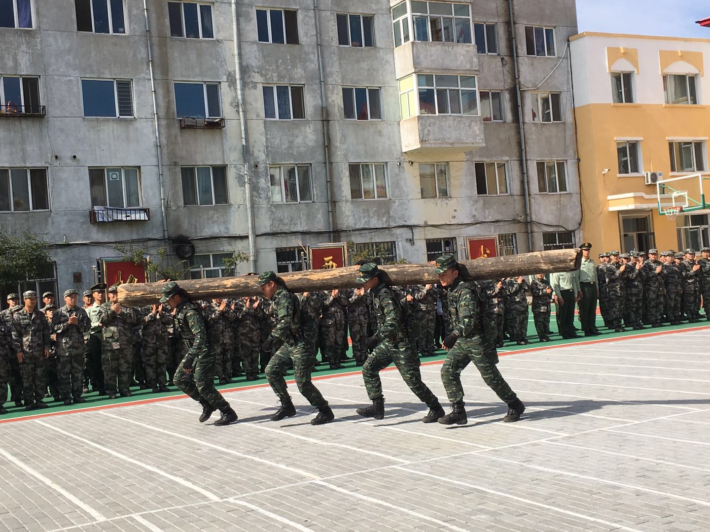 全民國(guó)防教育日_我校學(xué)子走進(jìn)軍營(yíng)接受國(guó)防教育