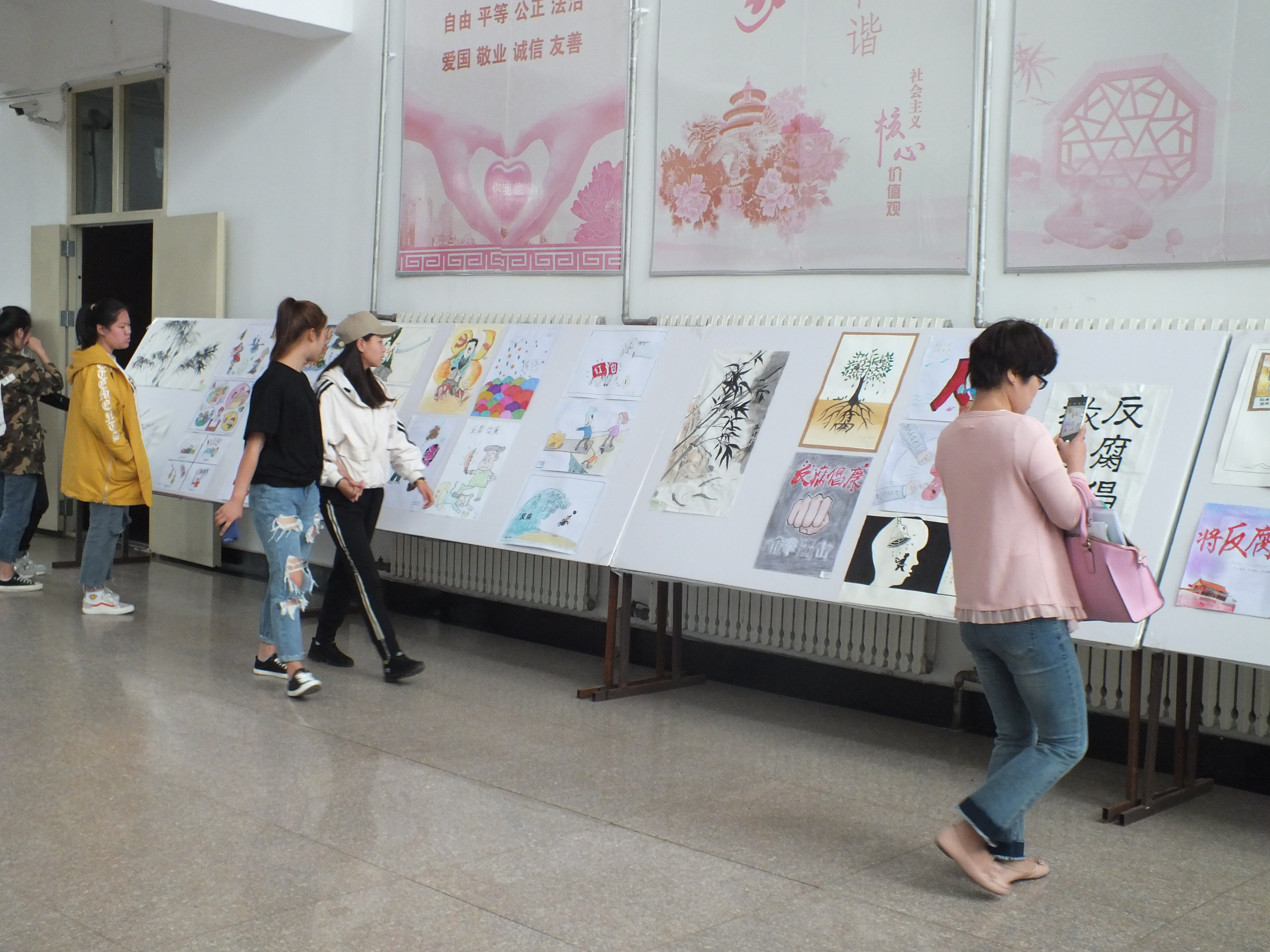 學(xué)院紀(jì)委組織開展廉政書畫作品展