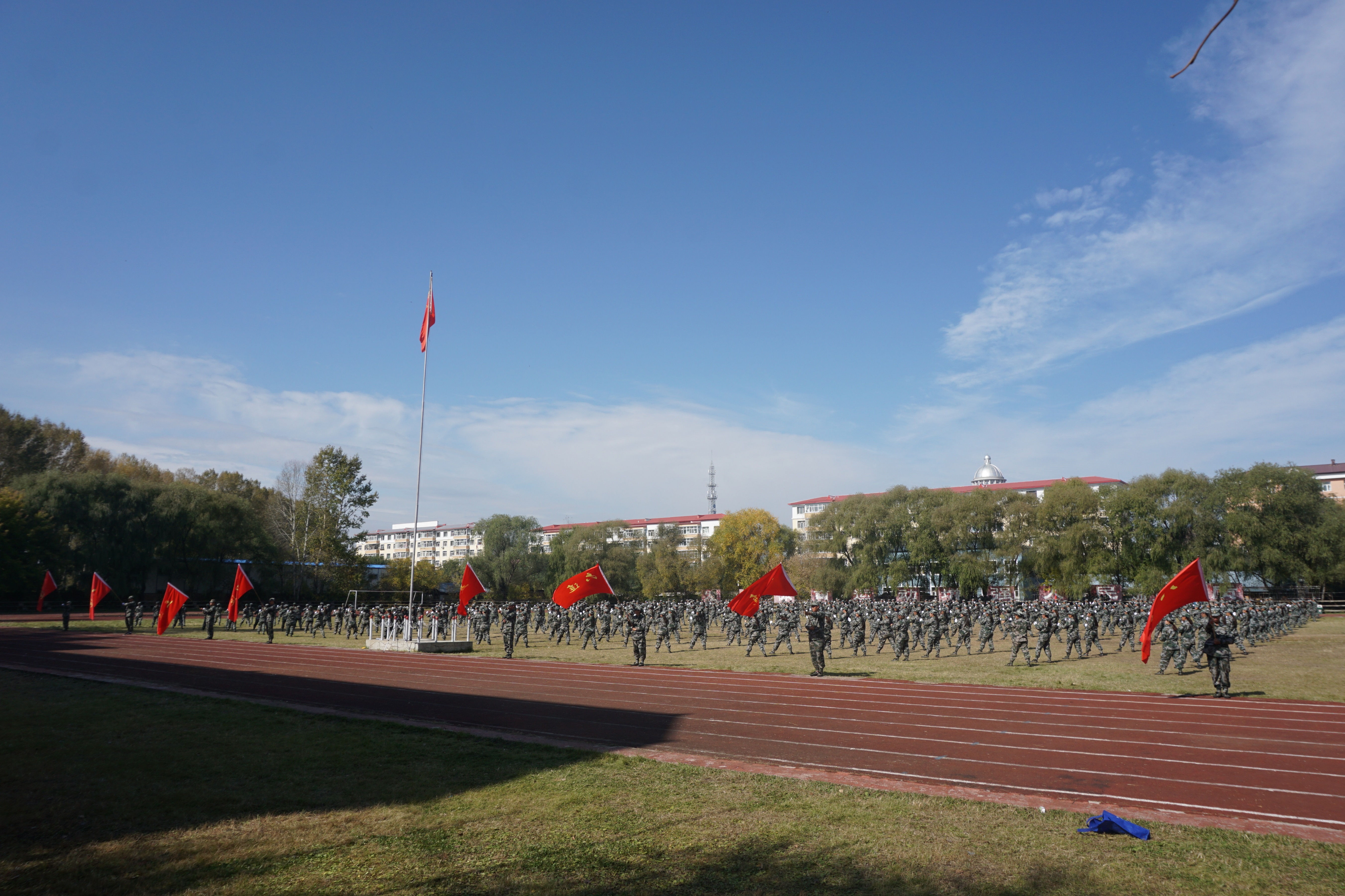 我校舉行2018級(jí)新生軍訓(xùn)匯報(bào)暨總結(jié)表彰大會(huì)