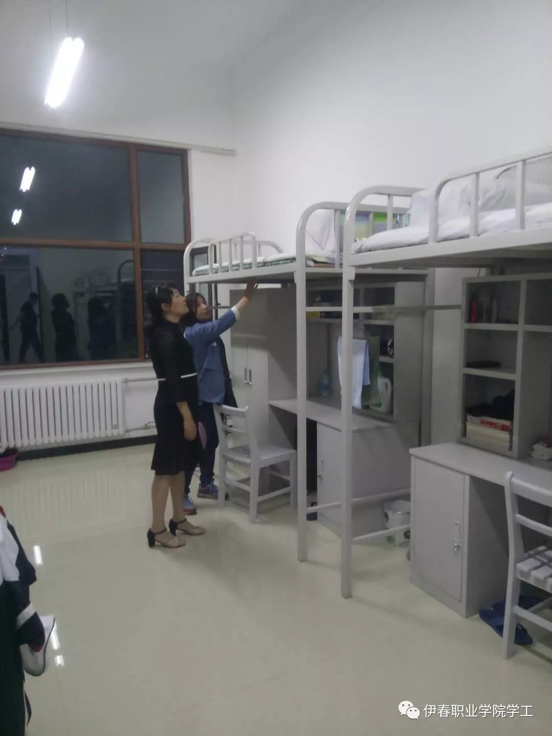 鶯遷喬木_燕入高樓_同心協(xié)力_眾志成城－_我校順利完成第四學(xué)生公寓調(diào)整搬遷任務(wù)