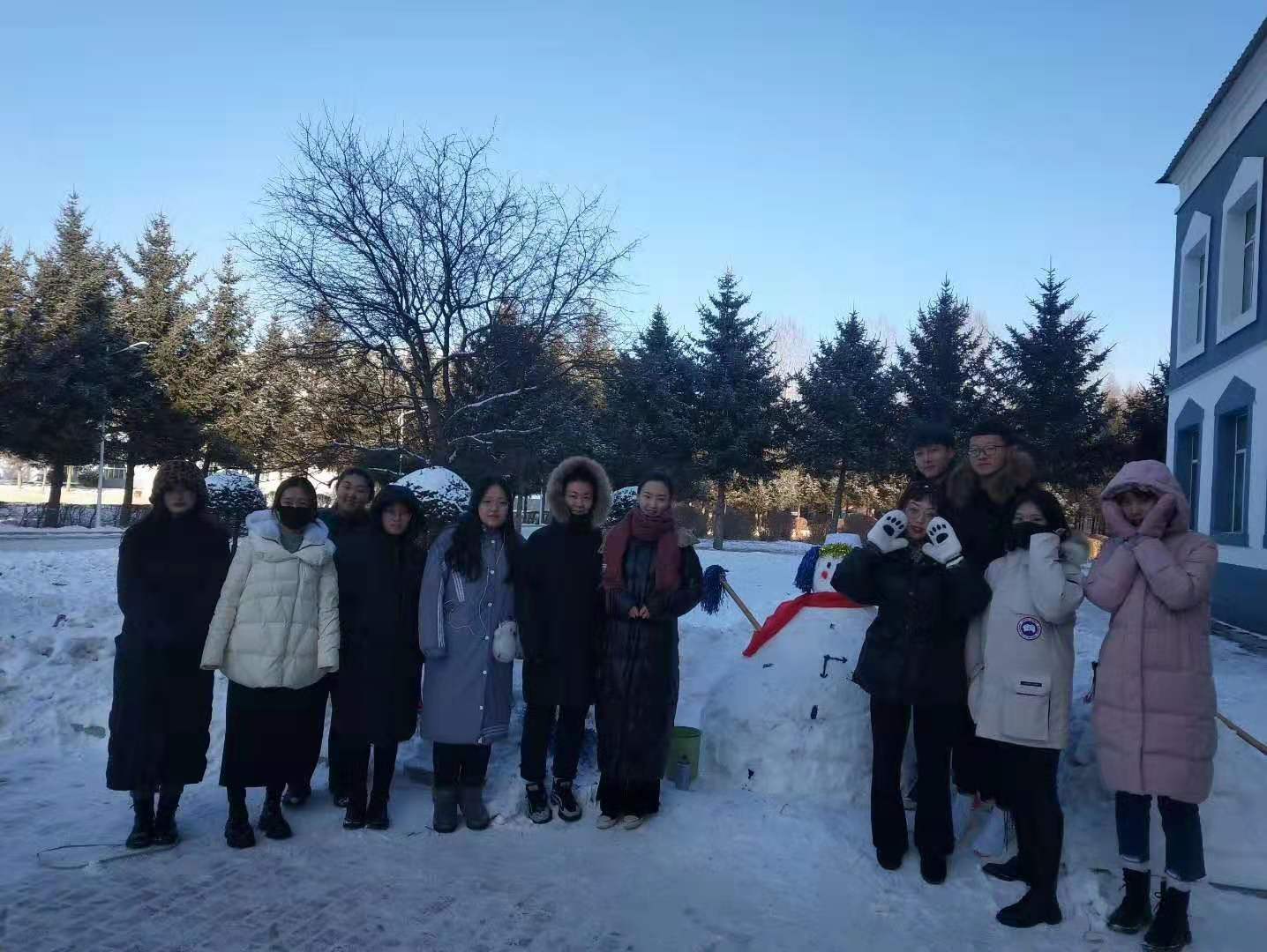 冰雪校園_歡樂你我----醫(yī)學(xué)技術(shù)學(xué)院雪雕大賽