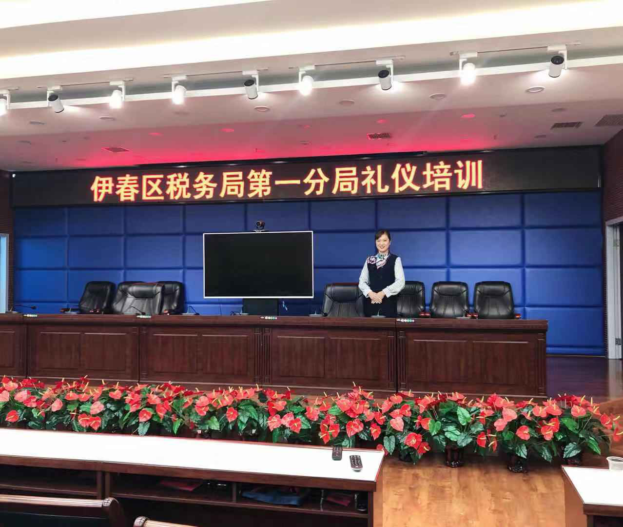 我院禮儀教師為銀行、稅務(wù)等窗口單位進(jìn)行禮儀培訓(xùn)