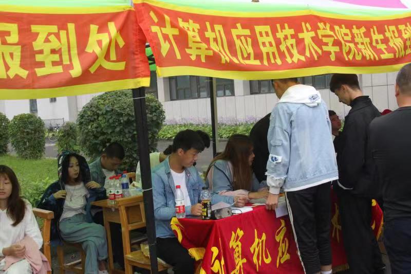 以亮點特色迎新生入學_用貼心服務贏新生之心