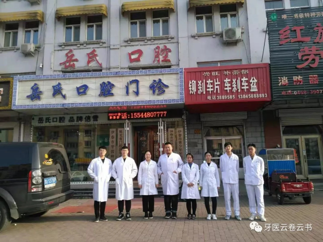 課間見(jiàn)習(xí)中的口腔班學(xué)生