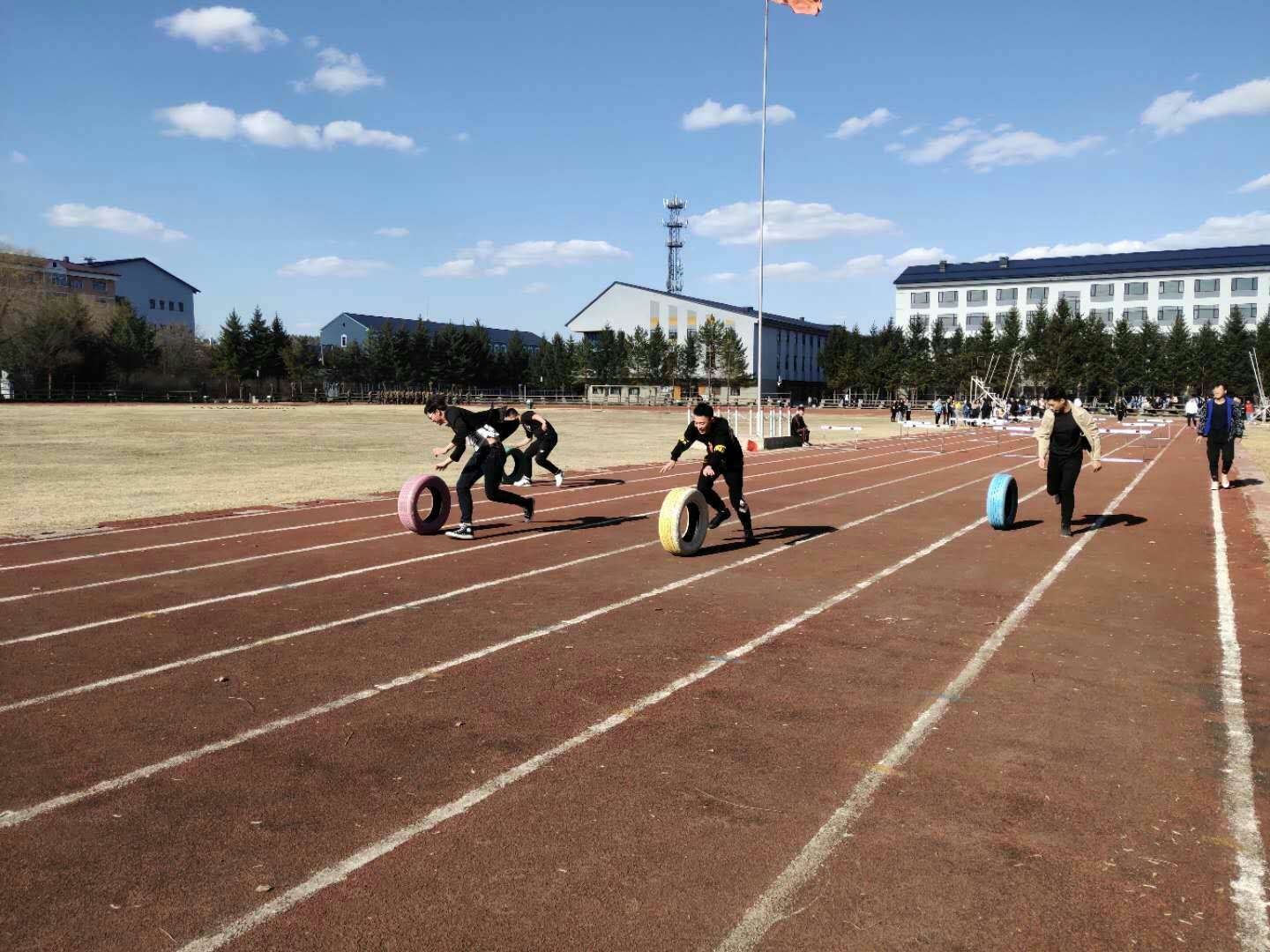 伊春職業(yè)學院開展“娛樂身心,激揚青春”趣味運動會活動 伊春職業(yè)學院開展“娛樂身心,激揚青春”趣味運動會活動
