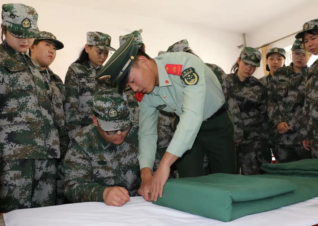 全民國(guó)防教育日_我校學(xué)子走進(jìn)軍營(yíng)接受國(guó)防教育