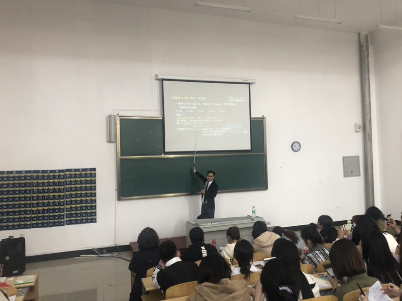 醫(yī)學(xué)技術(shù)學(xué)院邀請(qǐng)護(hù)考專(zhuān)家關(guān)永俊為學(xué)生講解護(hù)考知識(shí)