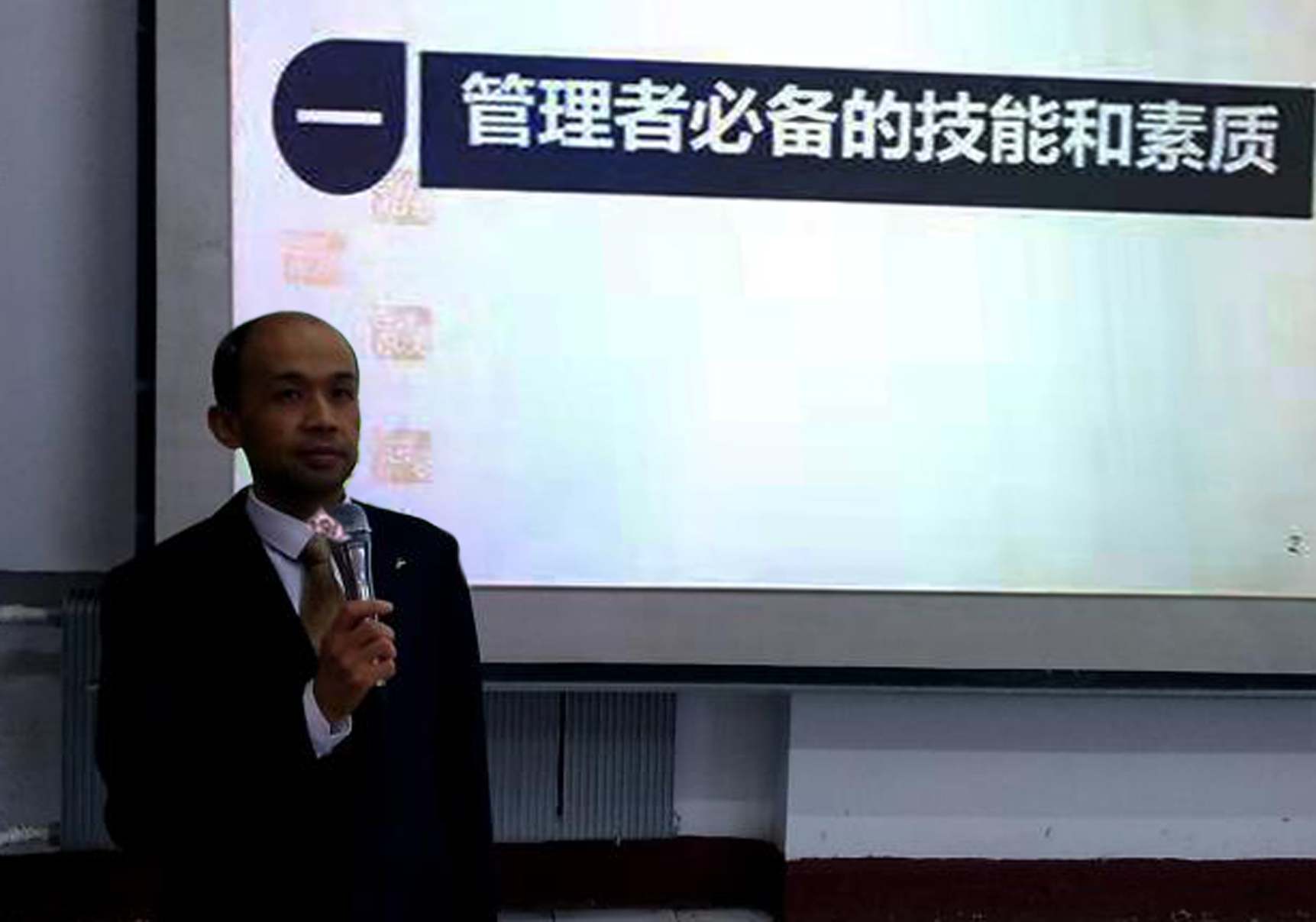 我院教師為伊春市農(nóng)民（林業(yè)職工）教育培訓班做電子商務、企業(yè)管理培訓