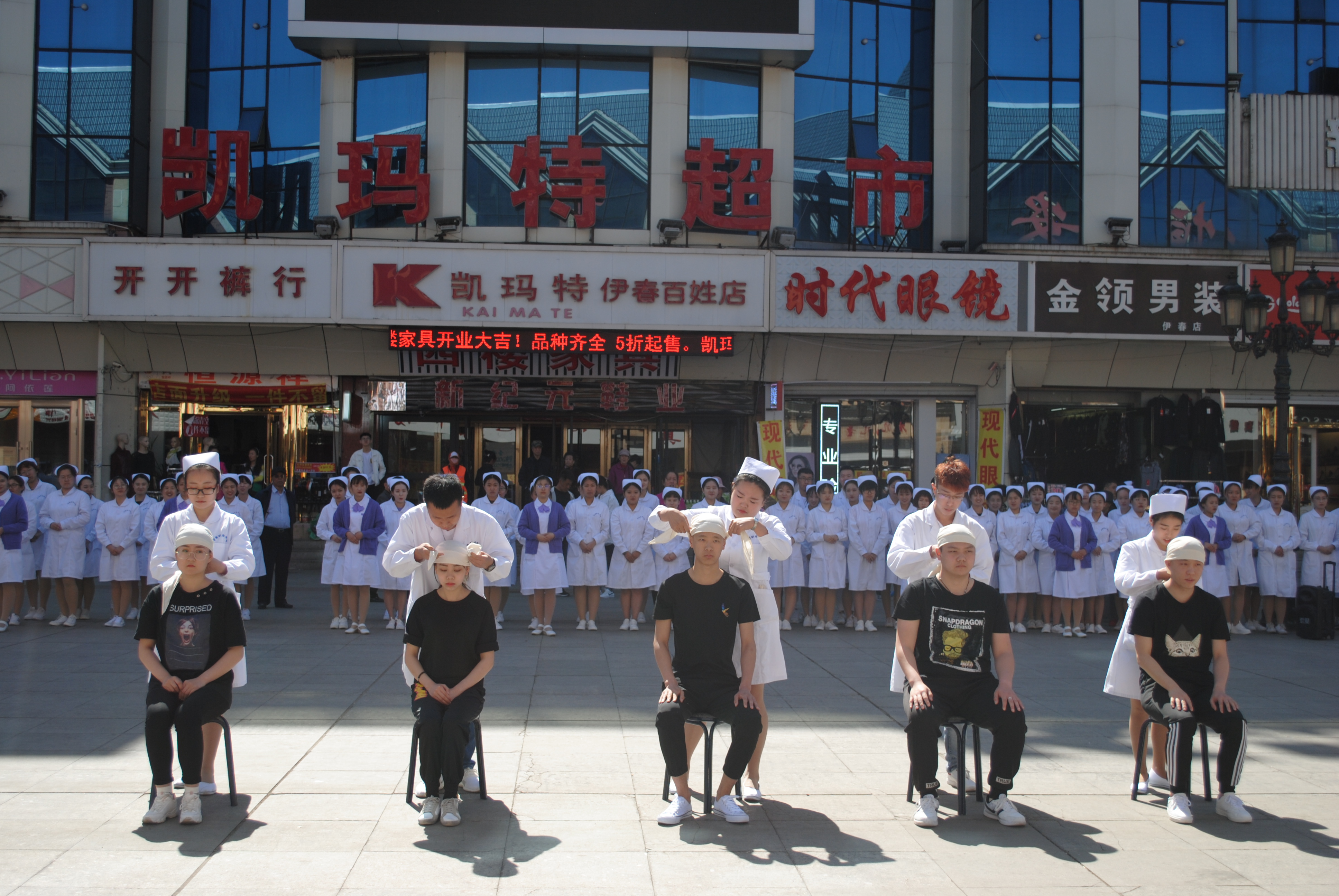 醫(yī)學(xué)技術(shù)學(xué)院職業(yè)教育活動走進社區(qū)