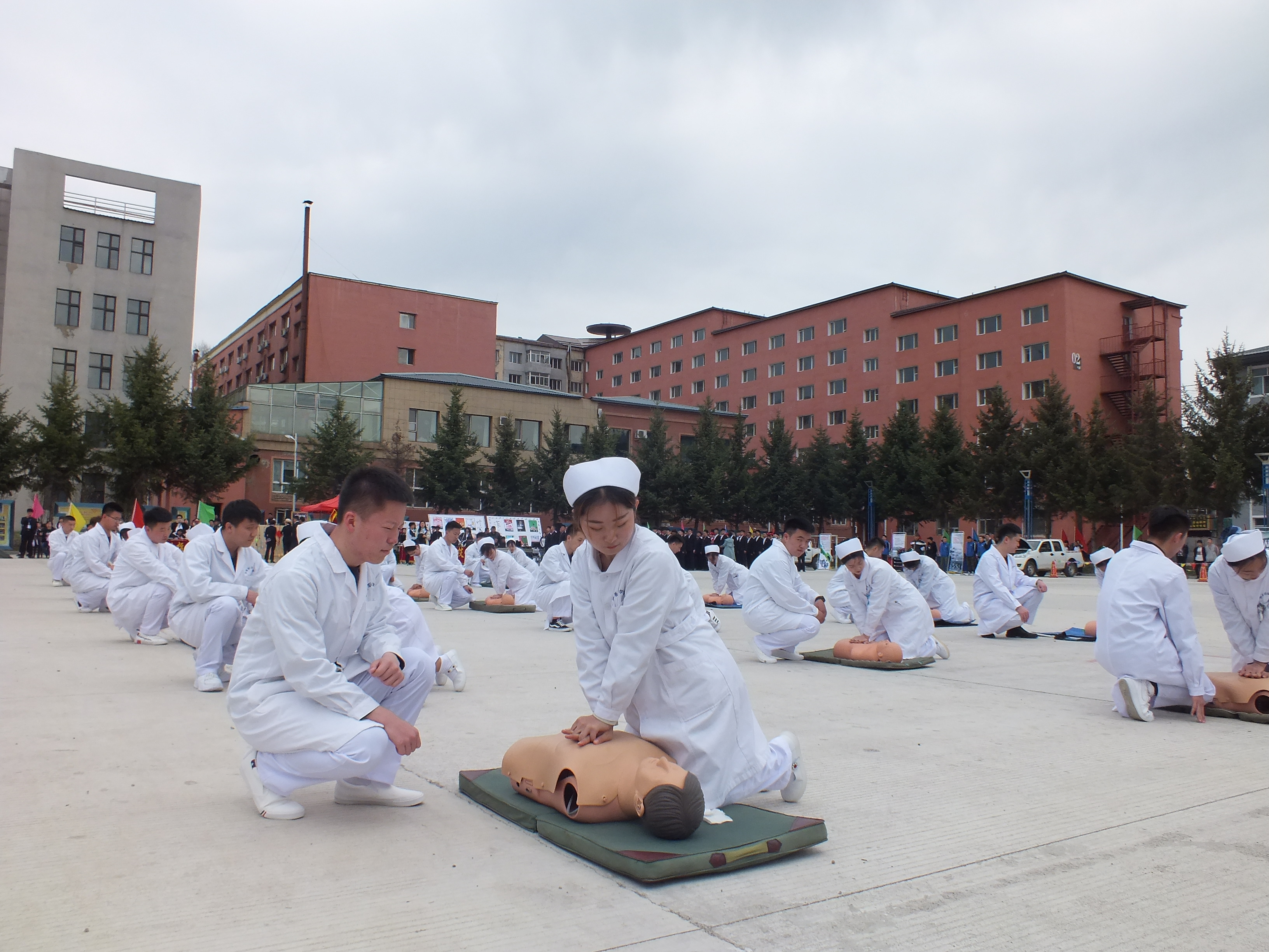 伊春職業(yè)學(xué)院2019年職業(yè)教育活動周首屆“校園開放日”隆重開幕 伊春職業(yè)學(xué)院2019年職業(yè)教育活動周首屆“校園開放日”隆重開幕