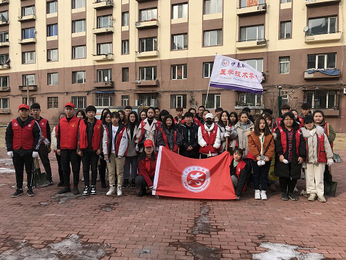 伊春職業(yè)學院醫(yī)學技術學院師生開展學雷鋒活動