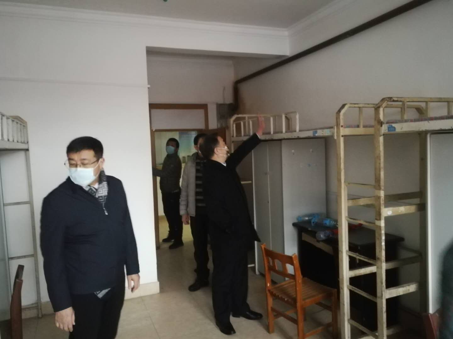 校領(lǐng)導(dǎo)走訪慰問留學(xué)生_檢查疫情防控工作落實(shí)情況