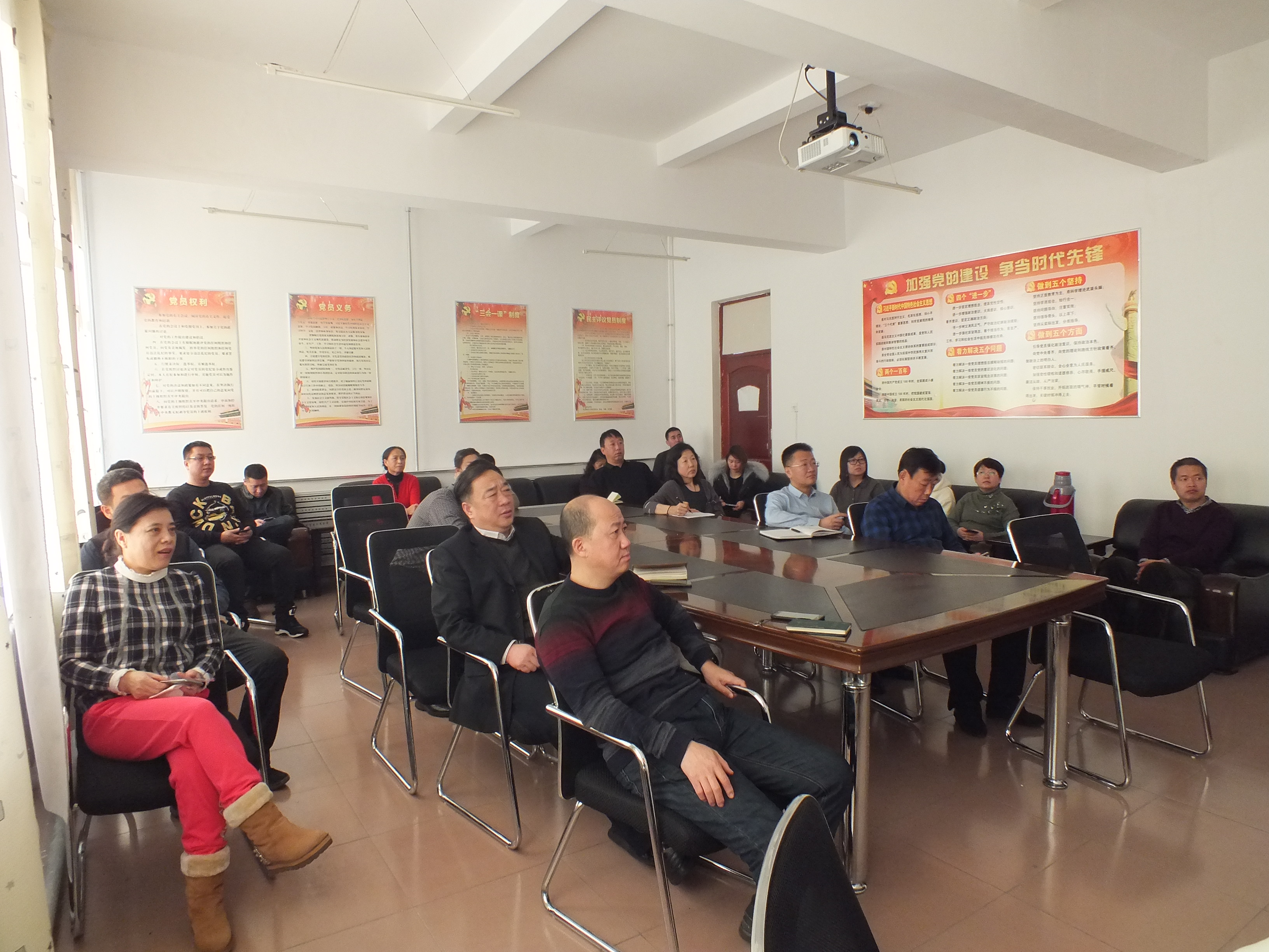 伊春職業(yè)學(xué)院師生收看慶祝改革開放40周年大會直播