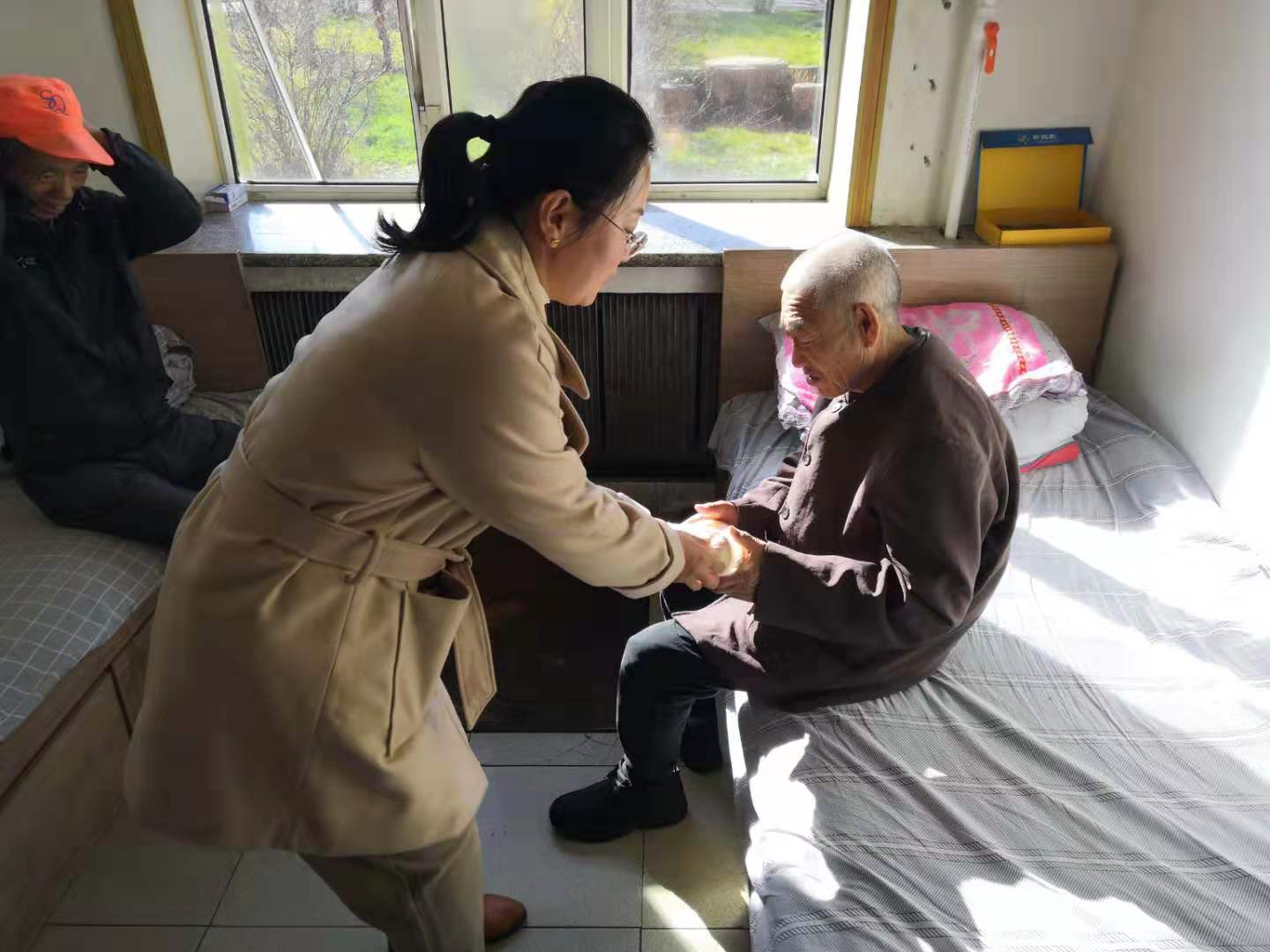金秋十月林都寒_工程慰問(wèn)暖人心