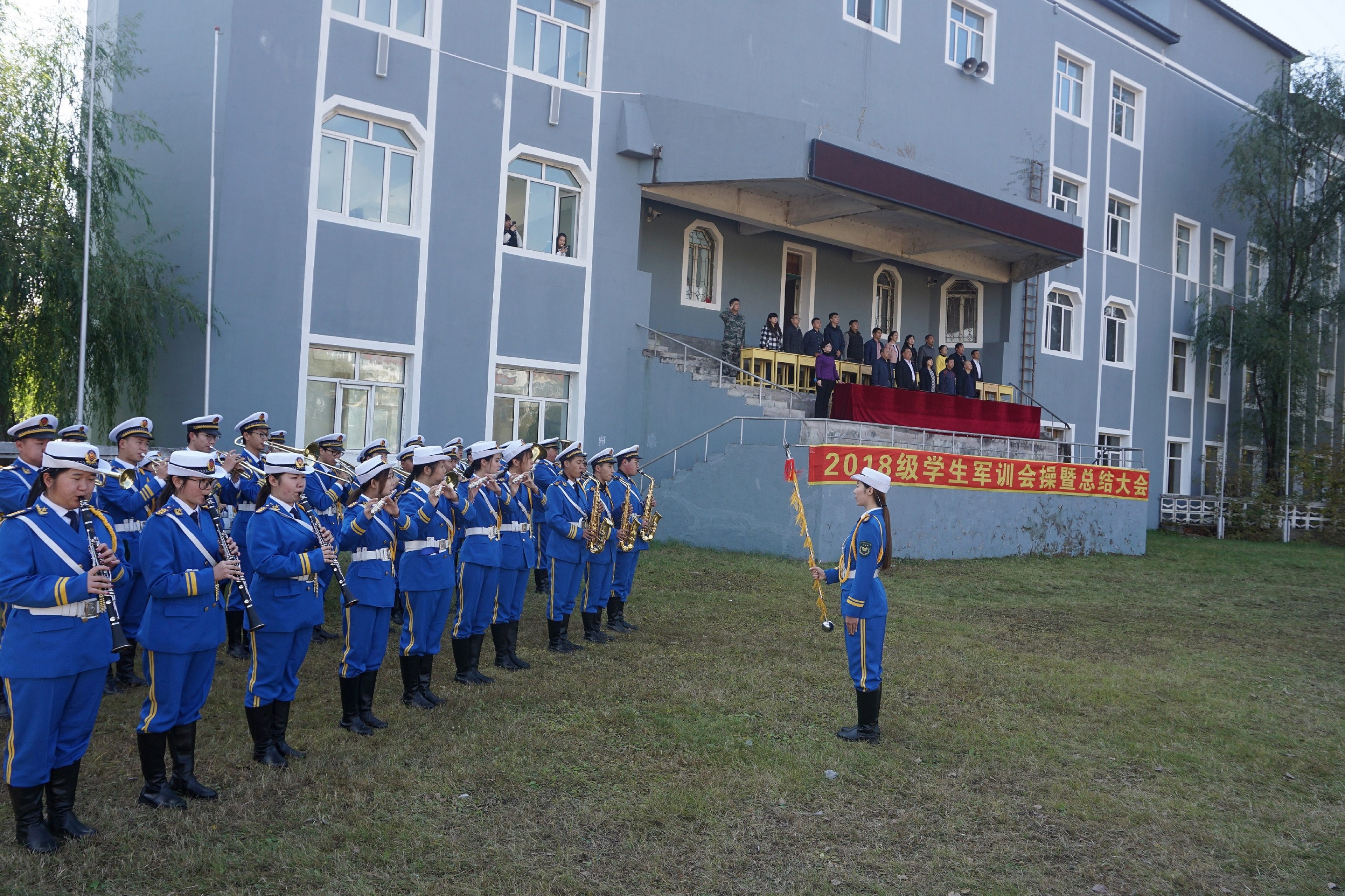 我校舉行2018級(jí)新生軍訓(xùn)匯報(bào)暨總結(jié)表彰大會(huì)