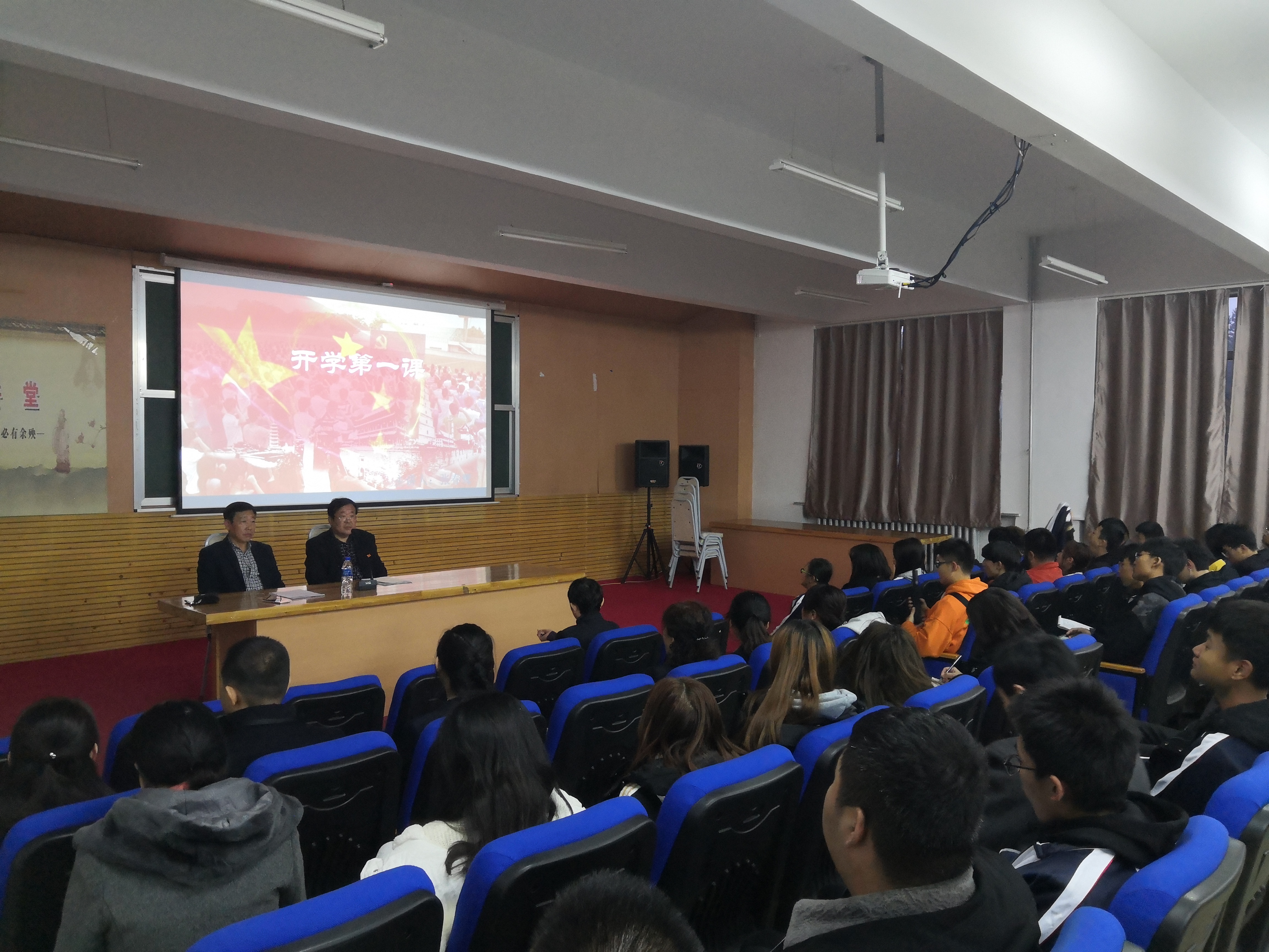 《開學(xué)第一課》—學(xué)校黨委委員張春鷹深入計算機學(xué)院上思政課
