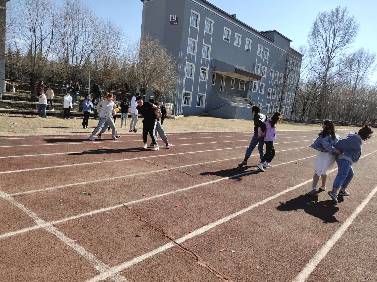 伊春職業(yè)學院開展“娛樂身心,激揚青春”趣味運動會活動 伊春職業(yè)學院開展“娛樂身心,激揚青春”趣味運動會活動