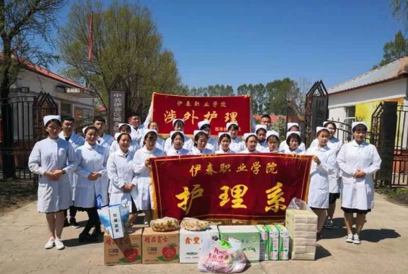 醫(yī)學(xué)技術(shù)學(xué)院涉外護理班開展“用行動給予關(guān)懷、用服務(wù)獻予愛心”主題公益活動