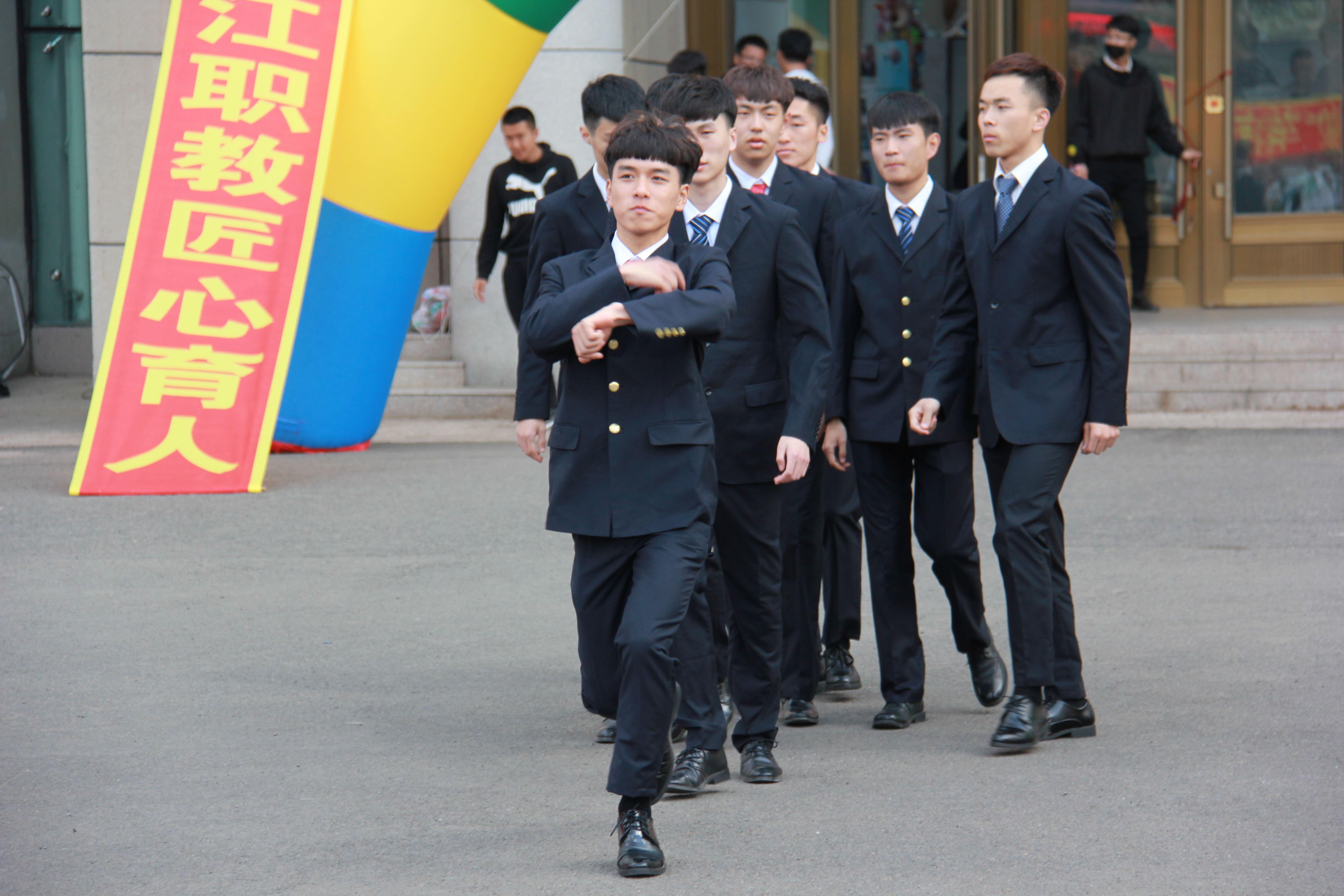 “快閃”之航空、高鐵專業(yè)學(xué)生形象禮儀展示