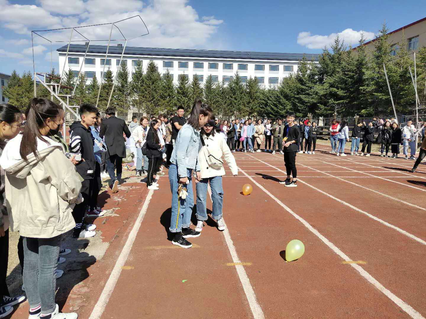 伊春職業(yè)學院開展“娛樂身心,激揚青春”趣味運動會活動 伊春職業(yè)學院開展“娛樂身心,激揚青春”趣味運動會活動