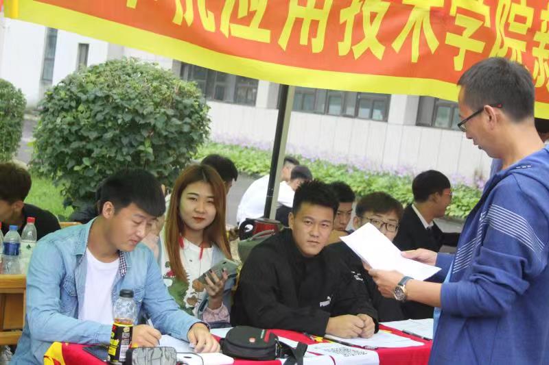 以亮點特色迎新生入學_用貼心服務贏新生之心