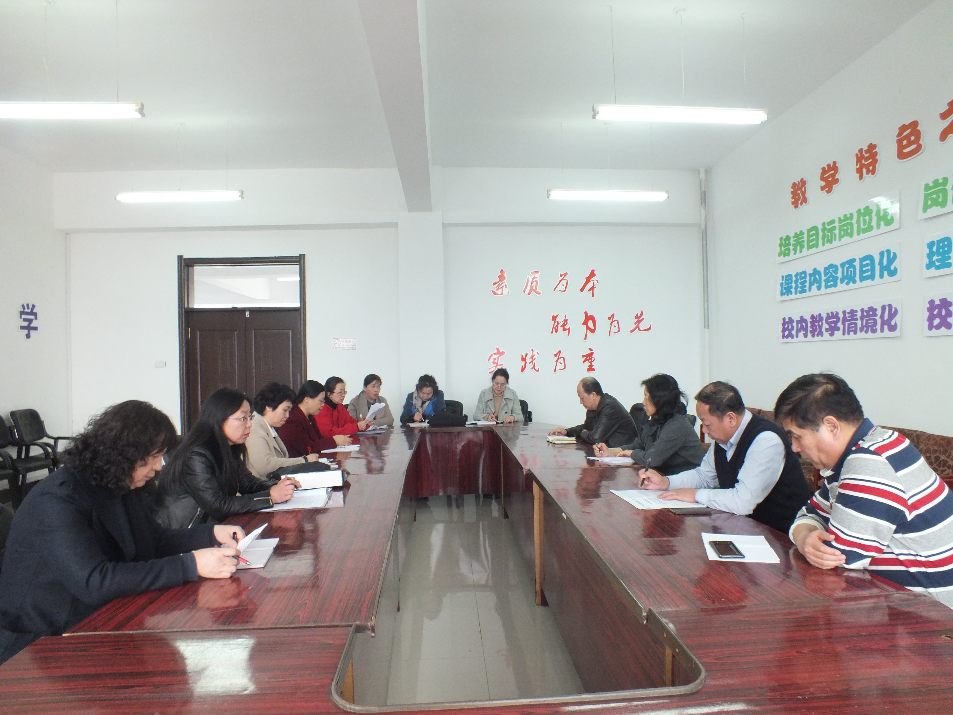 公共教育學(xué)院召開思想政治理論教育座談會