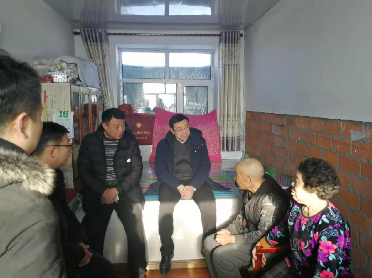 走訪(fǎng)看望貧困戶(hù)__助推精準(zhǔn)扶貧