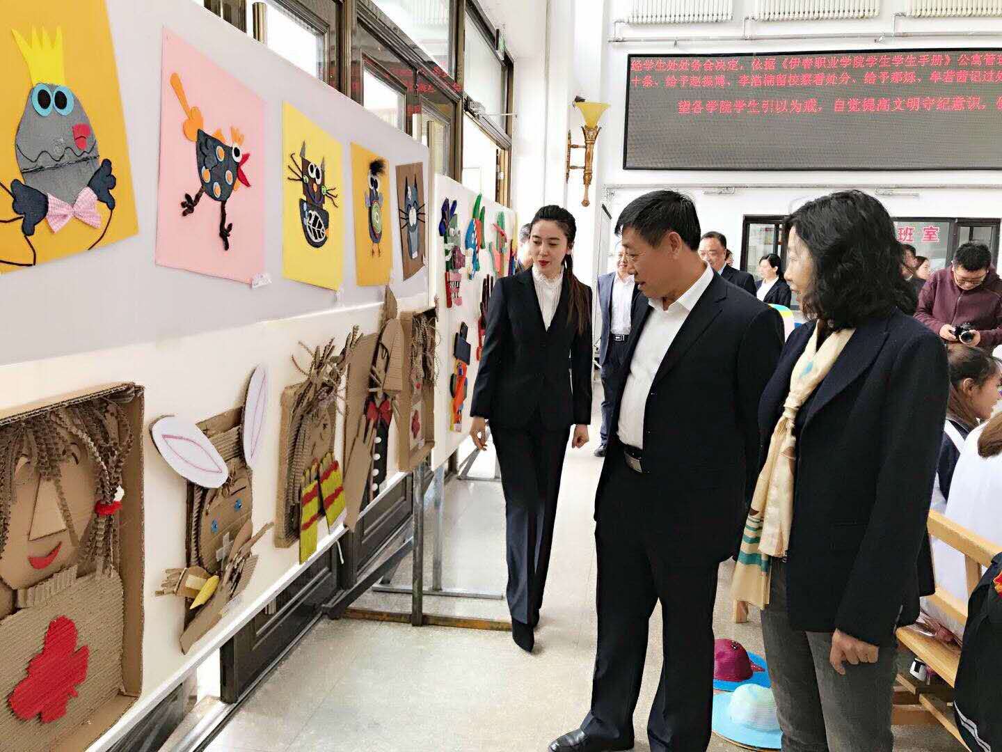 師范學(xué)院學(xué)前教育專業(yè)職業(yè)教育周活動之一幼兒園美術(shù)手工作品展圓滿結(jié)束