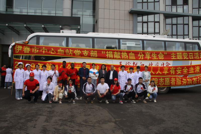 愛(ài)心凝聚力量_奉獻(xiàn)鑄就青春
