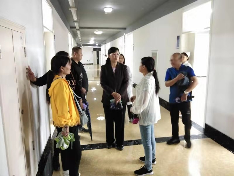 醫(yī)學技術學院組織新生家長參觀醫(yī)學實訓大樓