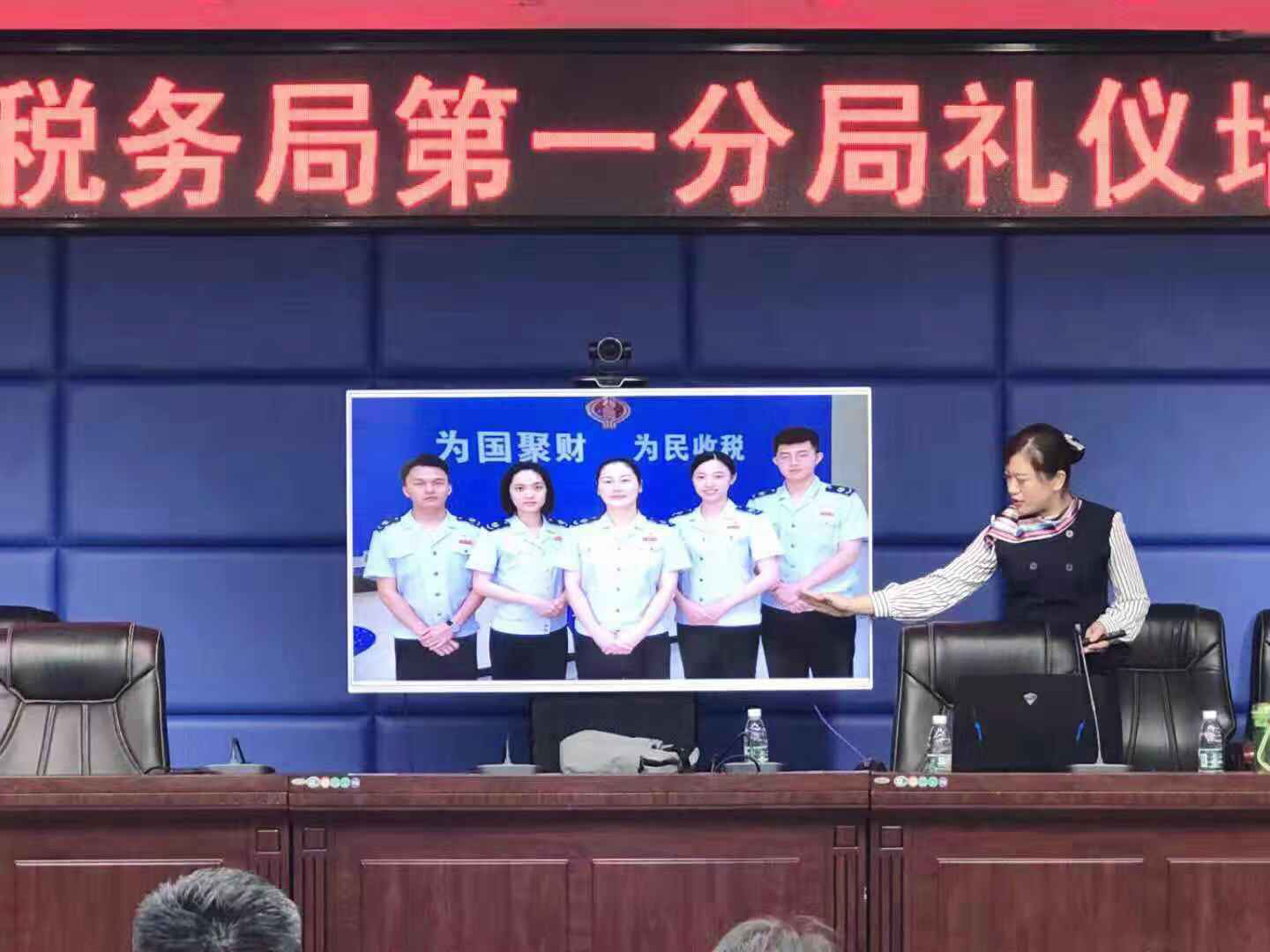 我院禮儀教師為銀行、稅務(wù)等窗口單位進(jìn)行禮儀培訓(xùn)