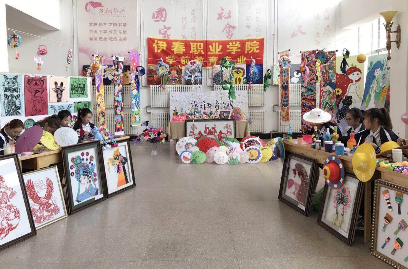 師范學(xué)院學(xué)前教育專業(yè)職業(yè)教育周活動之一幼兒園美術(shù)手工作品展圓滿結(jié)束