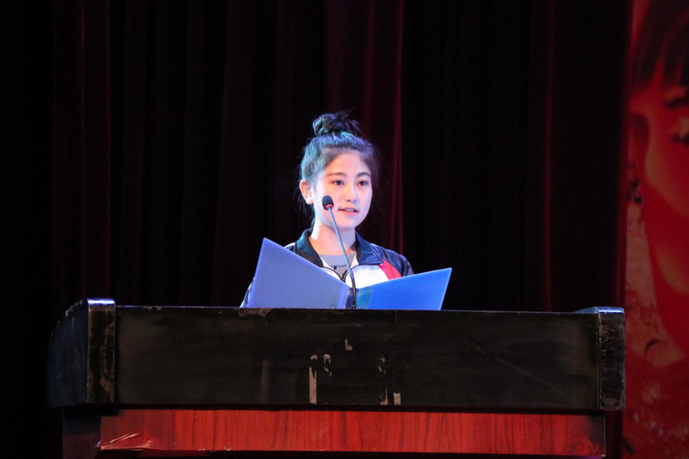 學(xué)院舉行慶祝新中國(guó)成立70周年文藝演出暨開(kāi)學(xué)典禮、教師節(jié)表彰大會(huì)