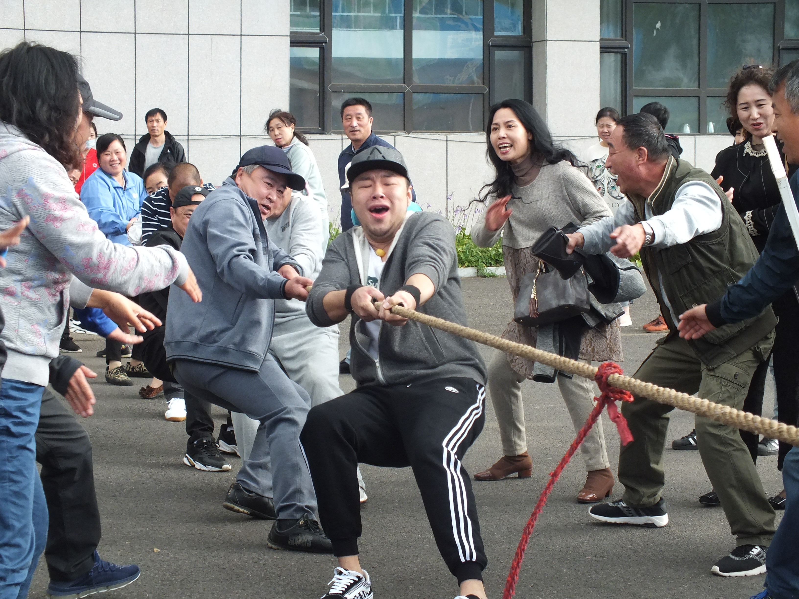 學(xué)院工會(huì)組織職工拔河比賽