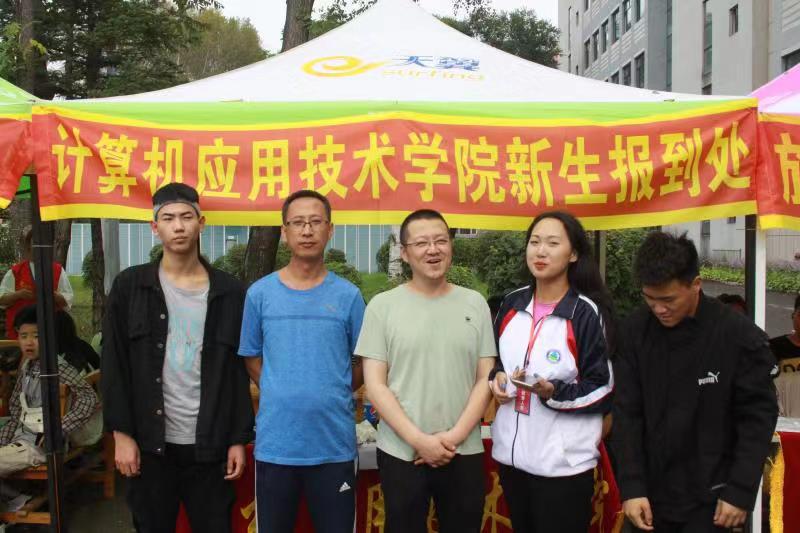 以亮點特色迎新生入學_用貼心服務贏新生之心