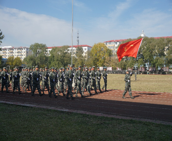 我校舉行2018級新生軍訓(xùn)匯報暨總結(jié)表彰大會