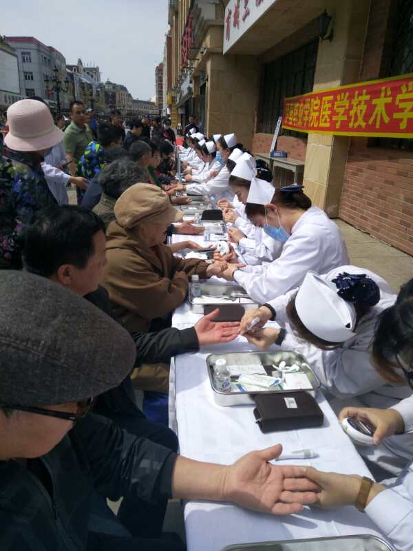 醫(yī)學(xué)技術(shù)學(xué)院職業(yè)教育活動走進(jìn)社區(qū)