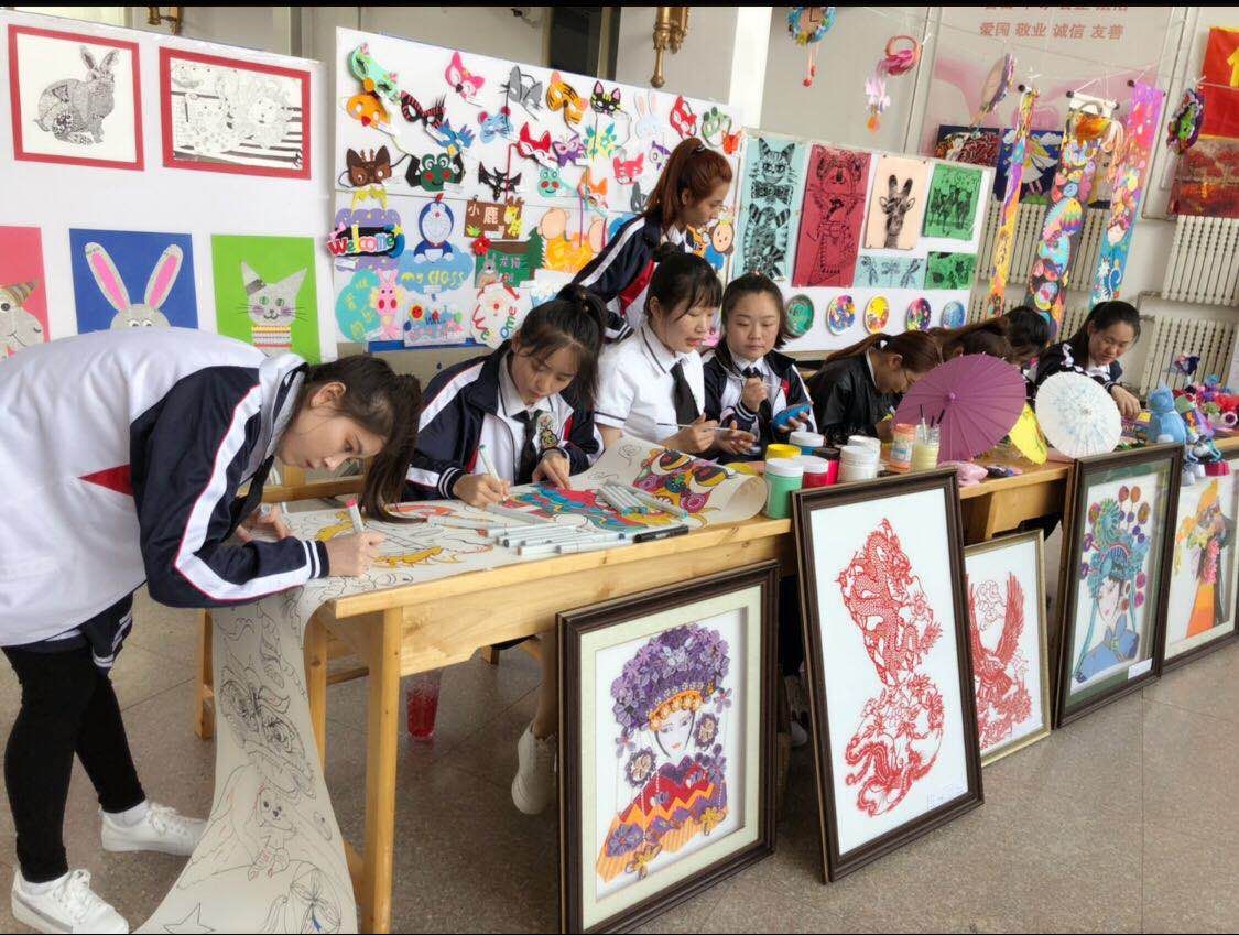 師范學(xué)院學(xué)前教育專業(yè)職業(yè)教育周活動之一幼兒園美術(shù)手工作品展圓滿結(jié)束