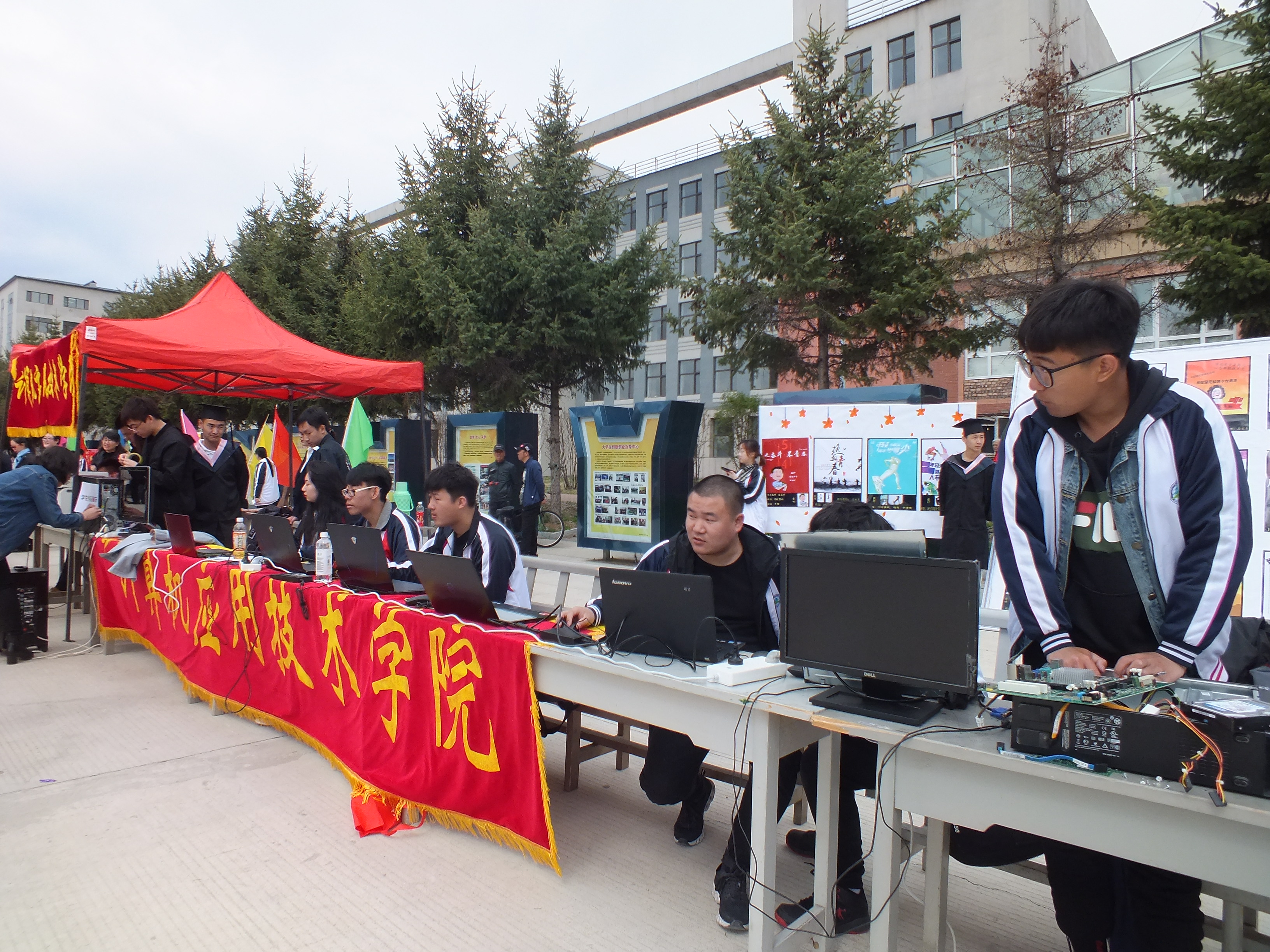 伊春職業(yè)學(xué)院2019年職業(yè)教育活動周首屆“校園開放日”隆重開幕 伊春職業(yè)學(xué)院2019年職業(yè)教育活動周首屆“校園開放日”隆重開幕