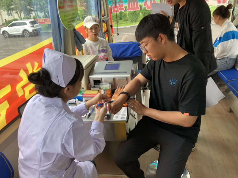 愛(ài)心凝聚力量_奉獻(xiàn)鑄就青春