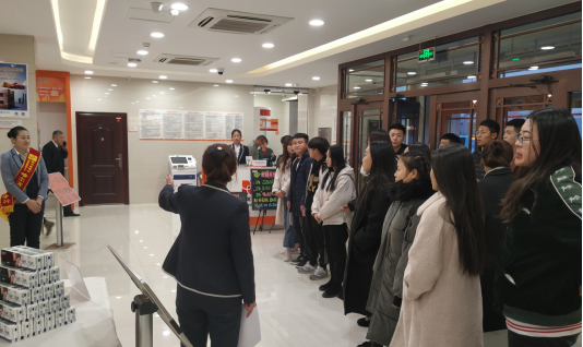 哈爾濱銀行與伊春職業(yè)學(xué)院成功舉辦“攜手相伴，哈行與您共成長(zhǎng)”校園主題活動(dòng)