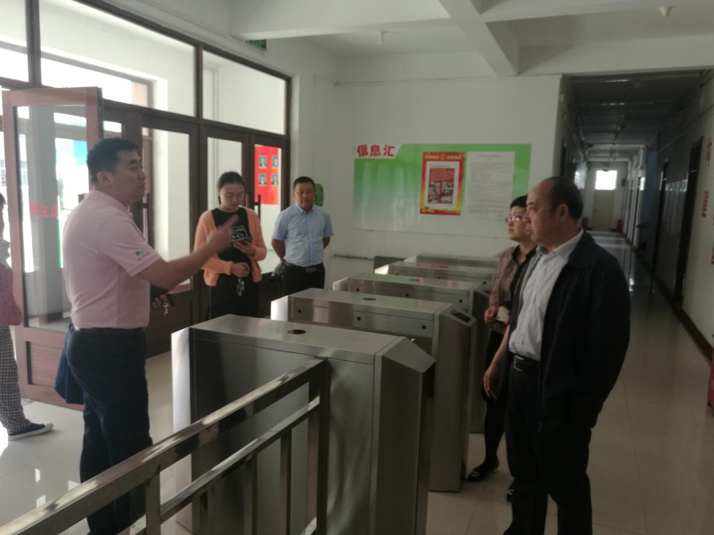 學校領(lǐng)導檢查學生返校情況
