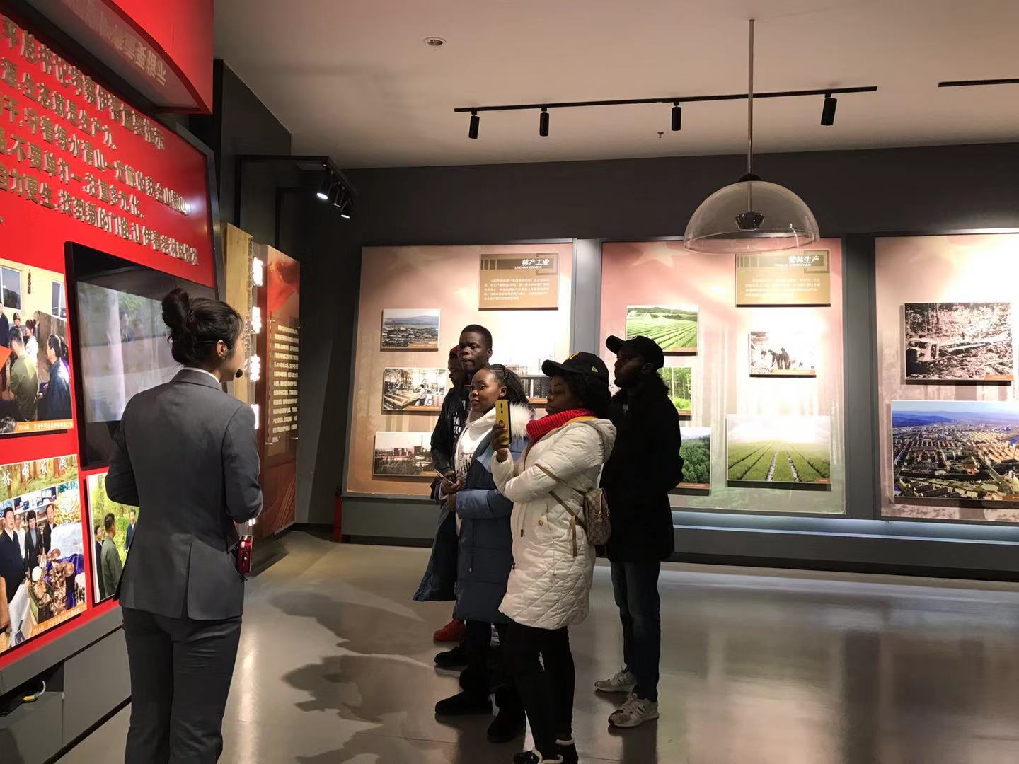 開啟文化之旅，領略林城之美——記我校留學生參觀伊春森林博物館